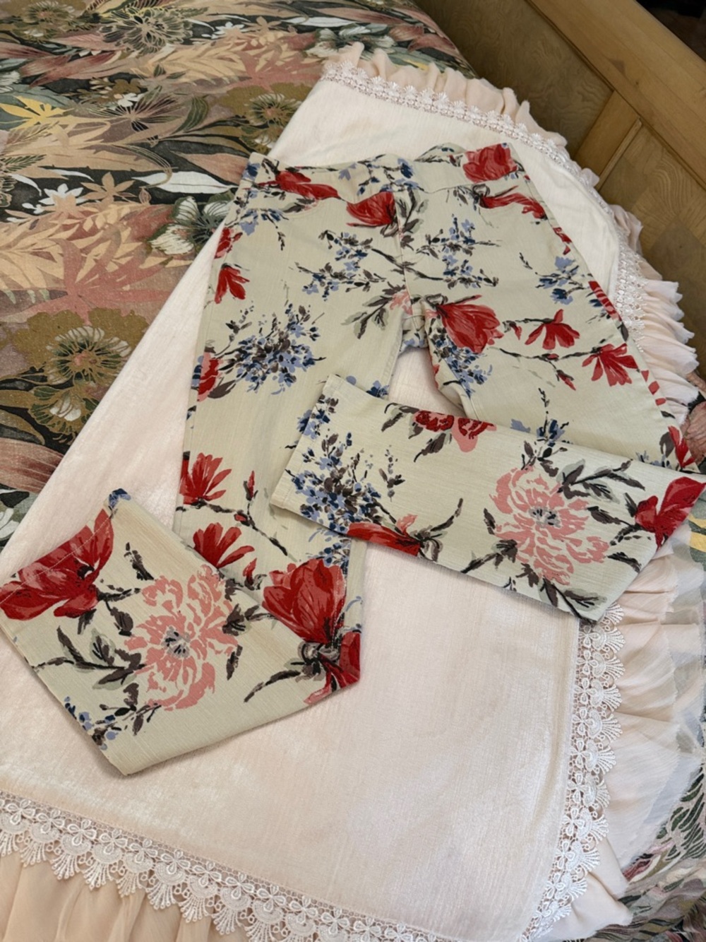 Slim Sation Cream Straight-Leg Floral jeans with Red & Blue Blossoms